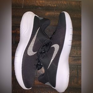 NEW NIKE black & white sneakers.